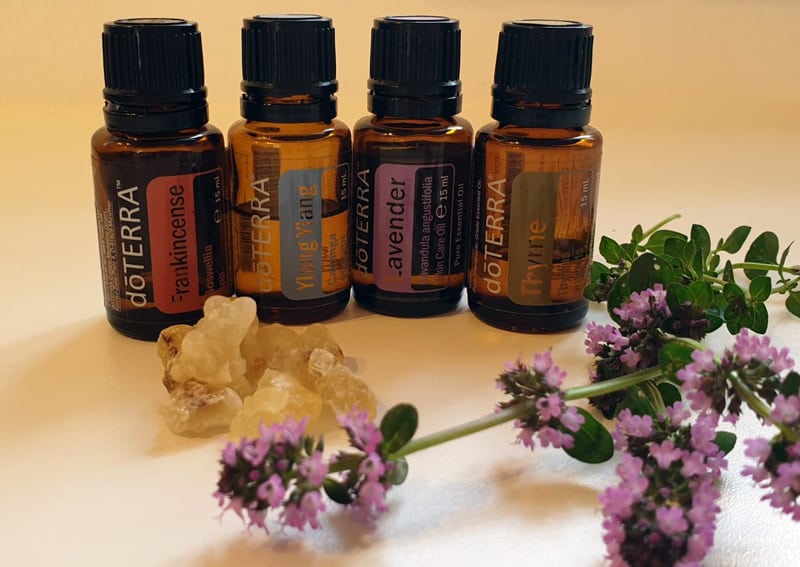 doterra olier i flasker og lavendel blomst